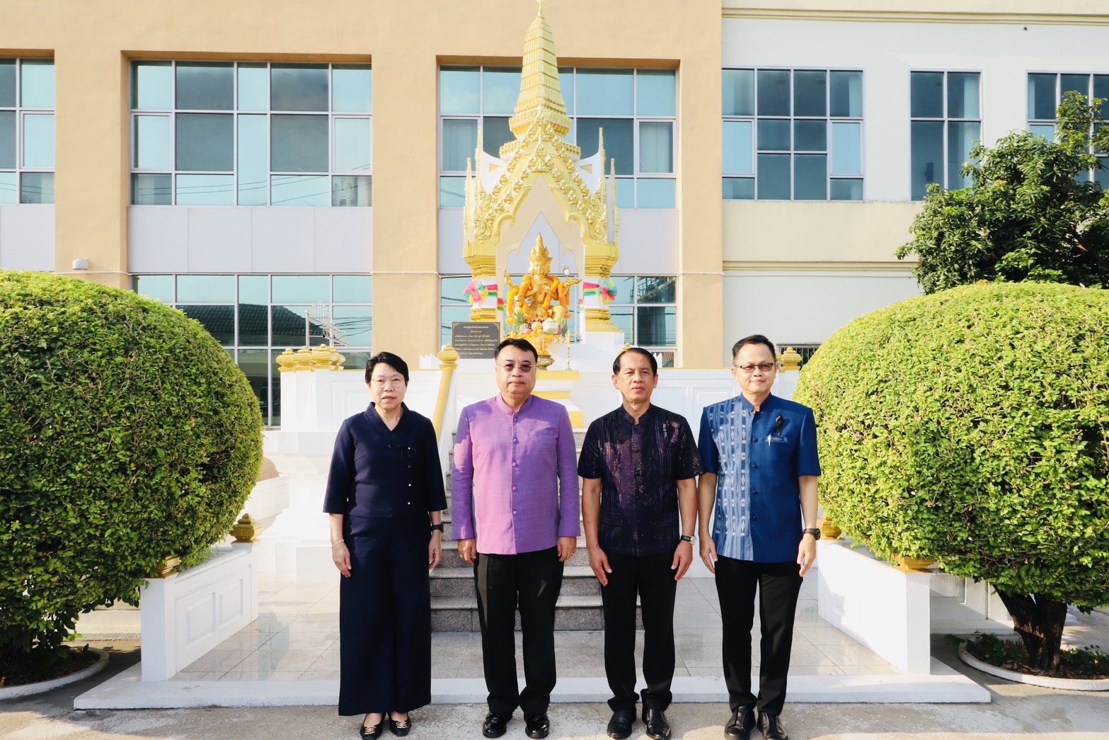 กรมบังคับคดีจัดพิธีบวงสรวงท่านท้าวมหาพรหมและศาลตายาย เนื่องในวันสงกรานต์ ปีใหม่ไทย 2569